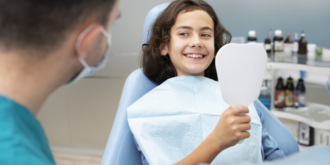 آغاز سفر سلامت دهان در کودکان: راهنمای کامل دندان‌پزشکی کودکان برای والدین